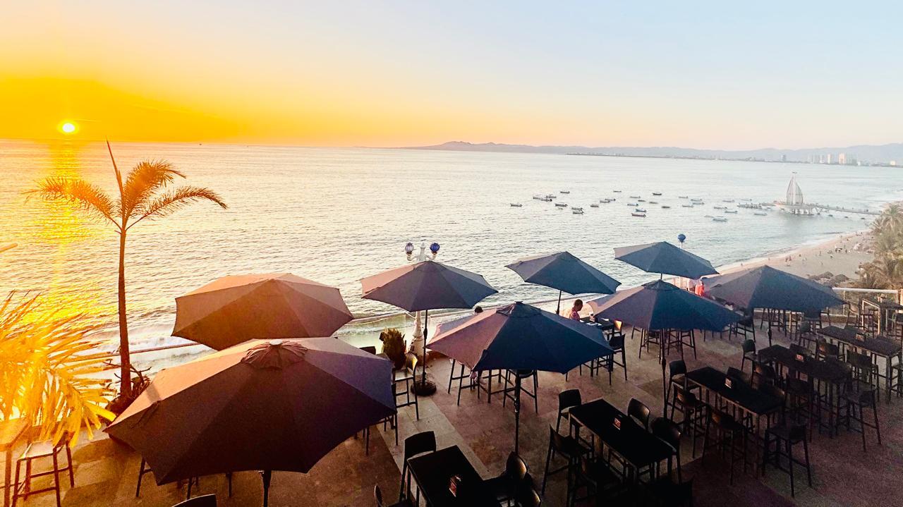 Somos un destino de diversión y entretenimiento  Blue Chairs Beachfront Resort Puerto Vallarta - Sólo Adultos Mexico Somos un destino de diversión y entretenimiento  Blue Chairs Beachfront Resort Puerto Vallarta - Sólo Adultos Mexico